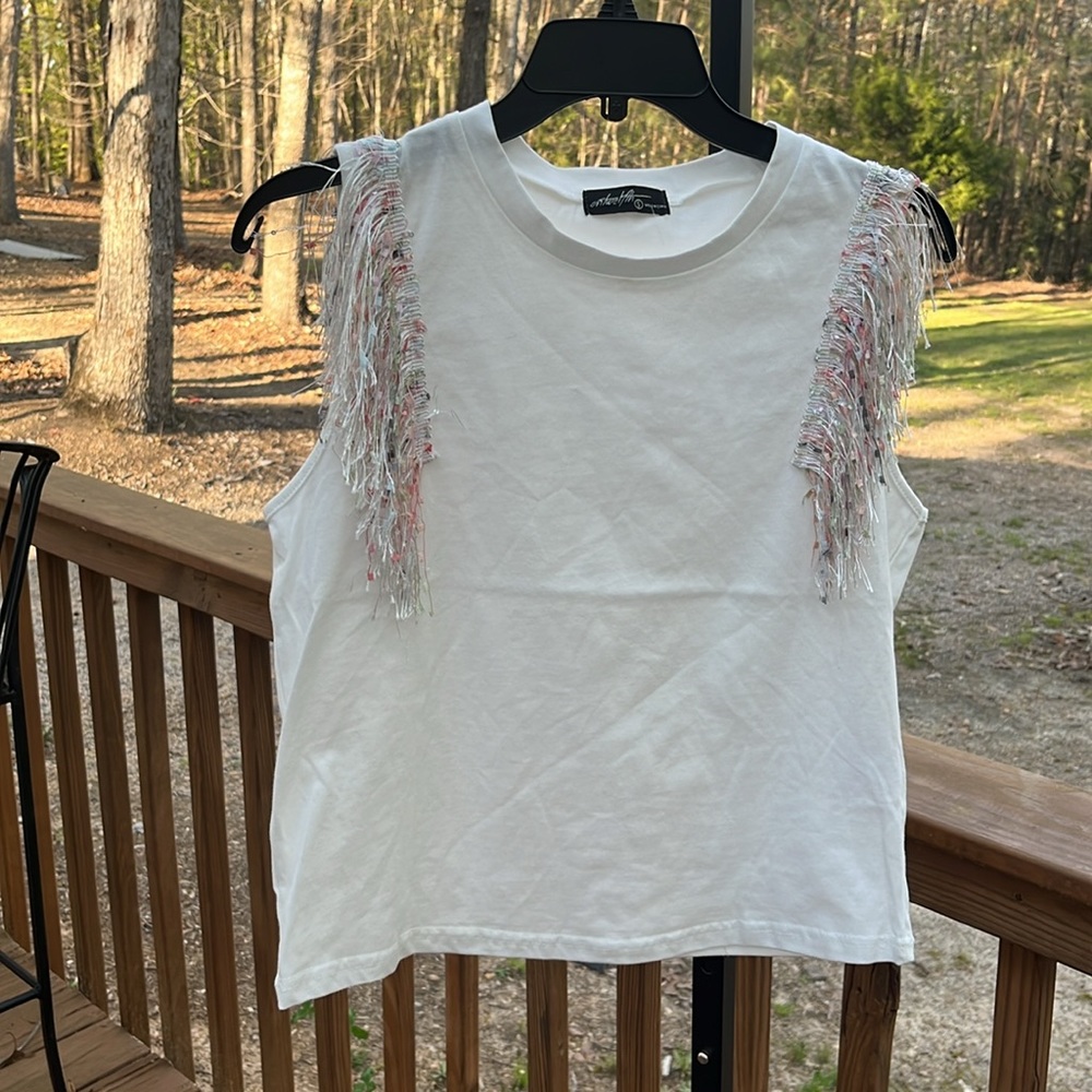NWOT ONTWELFTH TOP with fringe on arms. Size small. White.